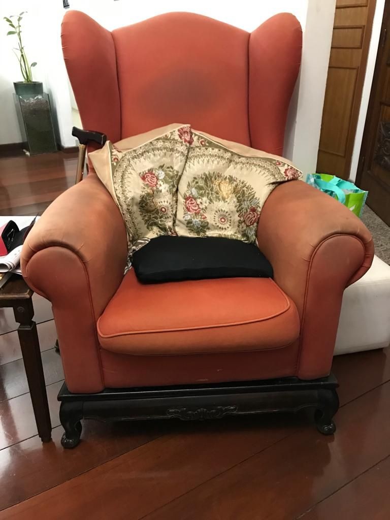 Poltrona clássica com capitonê anos 1950 restaurada SP